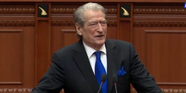 Berisha ‘shpërthen’ nga Kuvendi: Po mbroni vi*het e Belindës, por… Peleshi i ndërpret fjalën