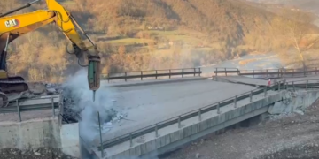 Korça pa rezervime, furgonët rrisin biletat deri në 40%: Efekti i bllokimit të rrugës