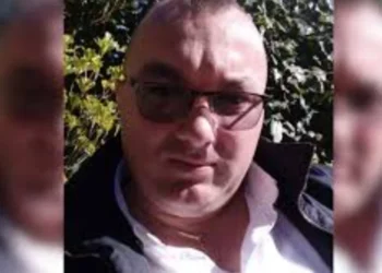 Efektivi i policisë ishte duke drejtuar mjetin  humb jetën në moshën 45-vjeçare pas arrestit kardiak