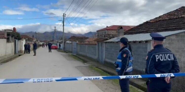 E rëndë në Maliq! 61-vjeçari vetëvritet me çifte, mister shkaqet