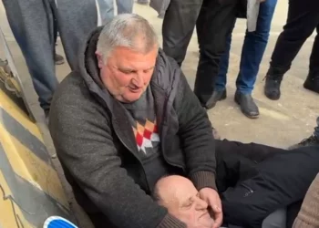 Përshkallëzohet protesta për resortin në Rrjoll ,Përplasje me policinë, banori humbet ndjenjat