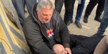 Përshkallëzohet protesta për resortin në Rrjoll ,Përplasje me policinë, banori humbet ndjenjat