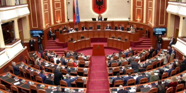 Deputeti Hoxha i kthehet Muçit: Ore je në terezi apo jo? Ku je këtu që sugjeron përdorim molotovi?