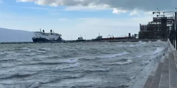 Erë dhe dallgë, Kapiteneria e Vlorës ndalon lundrimin e anijeve të vogla lundruese dhe të peshkimit