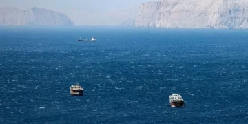 Irani planifikon të vendosë tarifa për anijet që kalojnë nëpër Ngushticën e Hormuzit