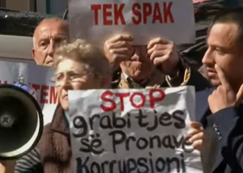 Banorët e Rrjollit protestë në SPAK, kërkojnë drejtësi për tokat dhe godasin godinën me vezë