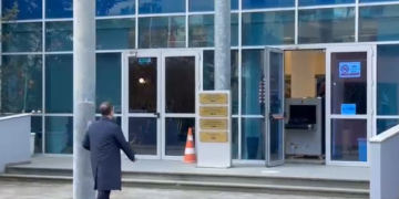 Erion Brace paraqitet ne GJKKO per nje gjyq per shpifje