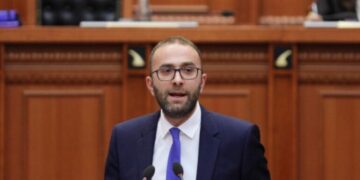 Manja prezanton raportin e PS, Bardhi i kthehet nga FB: Je në konflikt interesi me dosjen ‘Balluku’