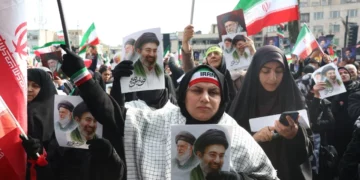 Dy ‘botët’ e Iranit pas emërimit të Mojtabës si Ayatollah: lavdërime publike dhe frikë e fshehtë