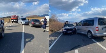 Aksident në aksin Korçë–Ersekë, përplasen dy automjete, lëndohet dy persona