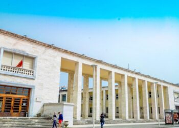 Muzeu arkeologjik nëntokësor vë në pikëpyetje zyrat e Instituteve Albanologjike