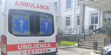 Punëtori bie nga lartësia në Gjirokastër, dërgohet me urgjencë në spital