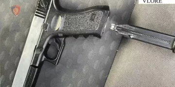 Shiste kokainë në Dhërmi, arrestohet 22-vjeçari në Vlorë me pistoletë në makinë