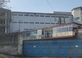 Punonjësi i Bashkisë Gjirokastër bie nga kati i dytë gjatë pastrimit