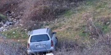 Aksident në aksin Morinë-Kukës, makina del nga rruga dhe përfundon në kanal, policia në vendngjarje