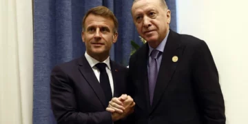 Erdogan bisedë me Macron: Zgjatja e konfliktit rrezikon gjithë botën