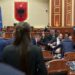 LAJMI I FUNDIT: Balliu tenton t’i mbyllë mikrofonin Ballës, tensione në Kuvend