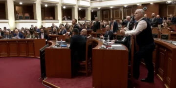 Opozita braktis Kuvendin, maxhoranca miraton projektligjet