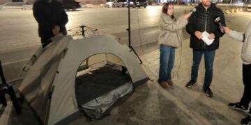 “Shqipëria Bëhet” protestë para Kryeministrisë, Lapaj vendos çadrën kundër korrupsionit