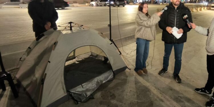 “Shqipëria Bëhet” protestë para Kryeministrisë, Lapaj vendos çadrën kundër korrupsionit