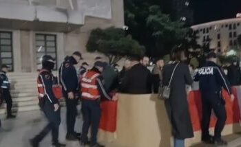 Protesta te Kryeministria, policia heq çadrën e Lapajt: Nuk na trembin dot