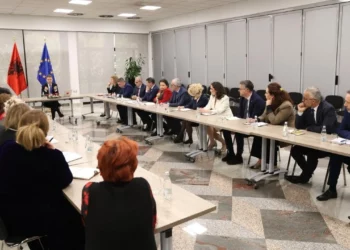 Hoxha mbledh shtabin për Lindjen e Mesme: Prioritet siguria e shqiptarëve