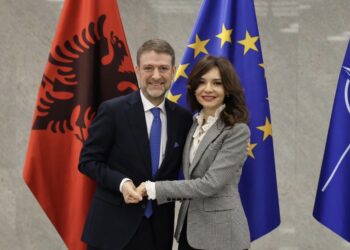 FOTO/ Ferit Hoxha merr detyrën si ministër i Jashtëm, falënderon Elisa Spiropalin