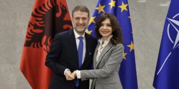 FOTO/ Ferit Hoxha merr detyrën si ministër i Jashtëm, falënderon Elisa Spiropalin