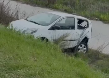 Aksident në autostradën Vlorë-Fier, makina përfundon në kanal