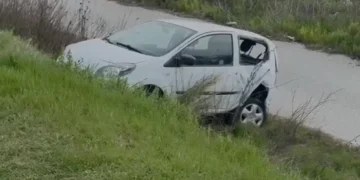 Aksident në autostradën Vlorë-Fier, makina përfundon në kanal