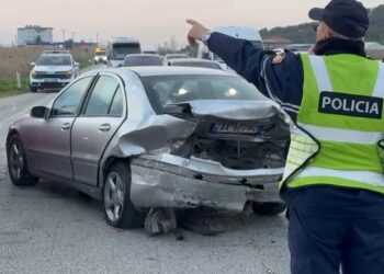 Përplasen dy makina në Lushnjë, një i plagosur