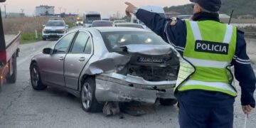 Përplasen dy makina në Lushnjë, një i plagosur