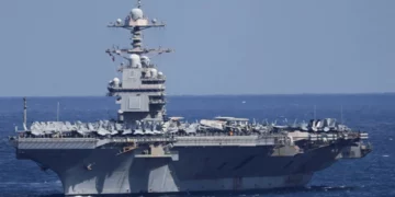 Aeroplanmbajtësja amerikane përfshihet nga flakët, 2 të plagosur