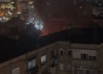 Zjarr në Tiranë, përfshihet nga flakët pallati te “Ali Demi”