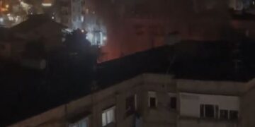 Zjarr në Tiranë, përfshihet nga flakët pallati te “Ali Demi”