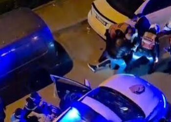 Sherr mes të rinjve në Tiranë! Pesë persona dhunojnë dy vëllezërit me grushte, ndërhyn policia