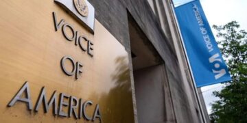 Pas një viti pezullim, Gjykata urdhëron rihapjen e Zërit të Amerikës ndaj Trump