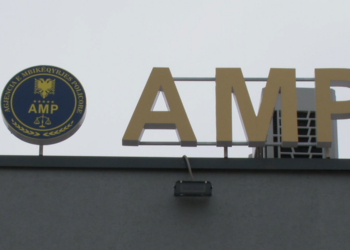 I dyshuar për dy vepra penale/ AMP ndalon punonjësin e policisë në Tiranë