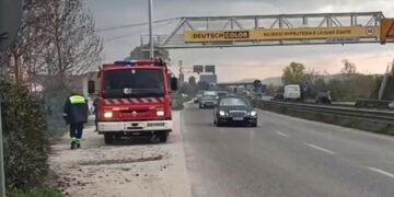 Zjarr i madh pranë autostradës Lushnje-Fier, flakët rrezikojnë bizneset e zonës