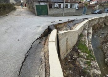 Dëmtohet rruga në Pogradec, rrezikojnë të izolohen banorët