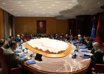 Edi Rama mbledh PS: në fokus mungesa e Elisa Spiropali në votim për Belinda Ballukun