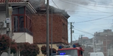 Përfshihet nga zjarri banesa në Pogradec