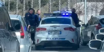 Plagosje në afërsi të Spitalit të Vlorës, 33-vjeçari goditet dy herë me thikë