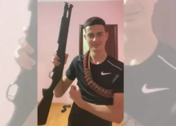 Shqiptari 19-vjeçar dënohet për trafik armësh dhe droge