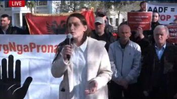 Banorët e Rrjollit protestë para Kuvendit: Nuk do ju lejojmë të na plaçkitni