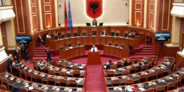 “Seancë me akuza në Kuvend: Albana Vokshi përplaset me Niko Peleshi”