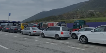 Tifozët shqiptarë bëhen bashkë, nisen drejt Kosovës. Krijohet radhë e gjatë