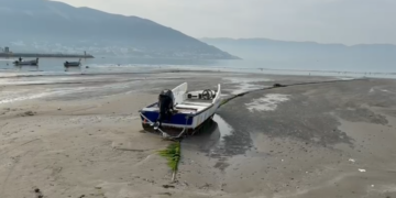 Zbatica në Plazhin e Vjetër, tërhiqet uji i detit mbi 10 metra nga vija bregdetare në Vlorë