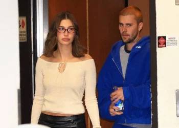 Justin Bieber përballet me paparacët pas darkës me gruan e tij, u hedh shishe uji