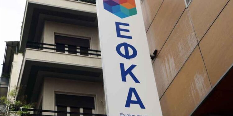 Panik në Athinë: Shqiptari kërcënon punonjësit me thikë në zyrat e sigurimeve